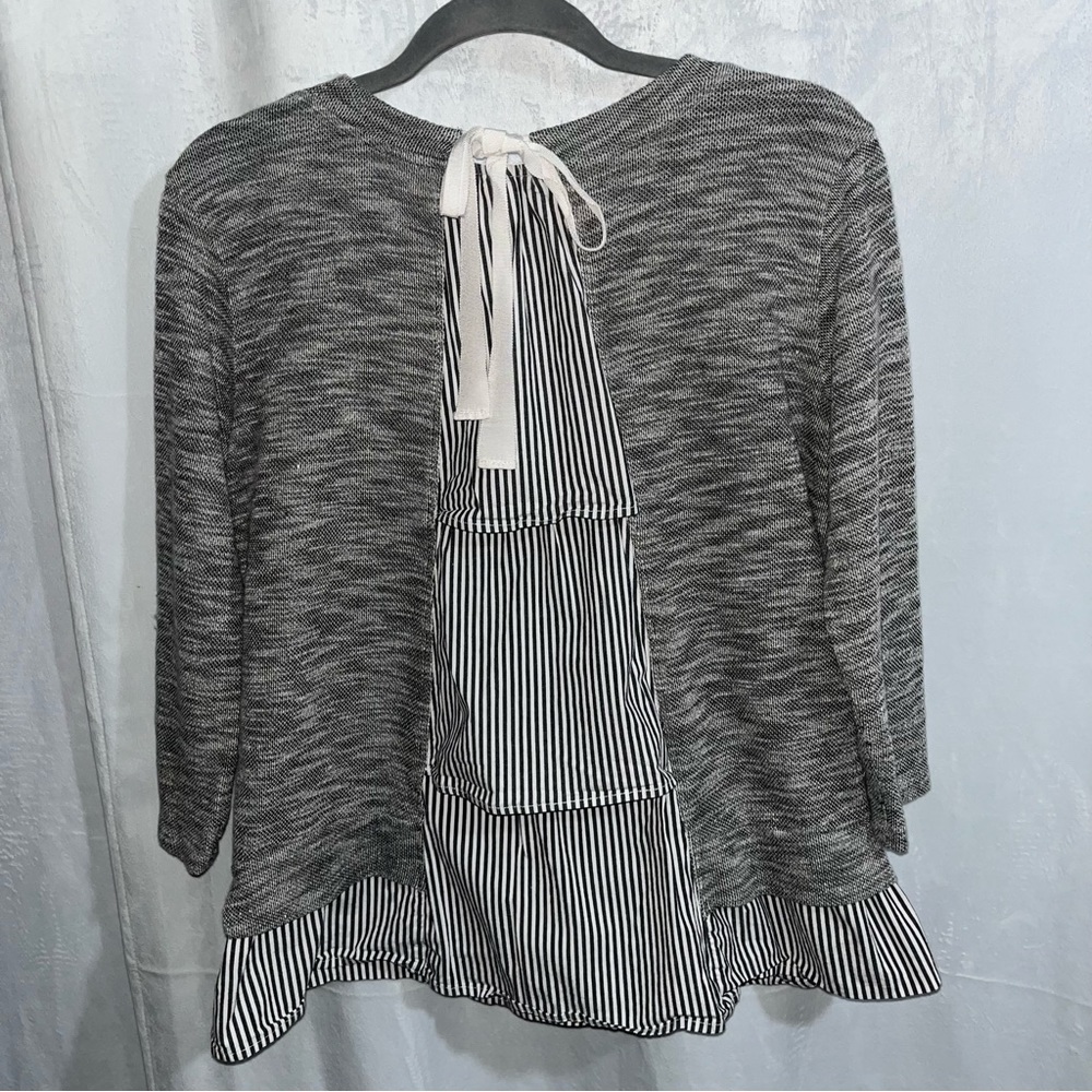 Clu + Willoughby Style/ Ruffle Top Gray/White Size‎ Small